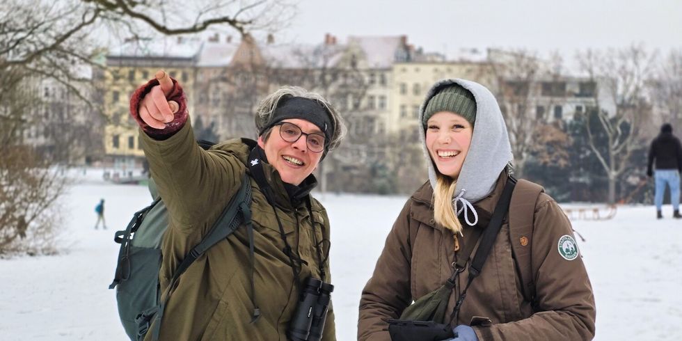Die Stadtnatur-Rangerinnen Kristina Roth (li) und Janni Kretschmer (re) von der Stiftung Naturschutz im Kreuzberger Viktoriapark
