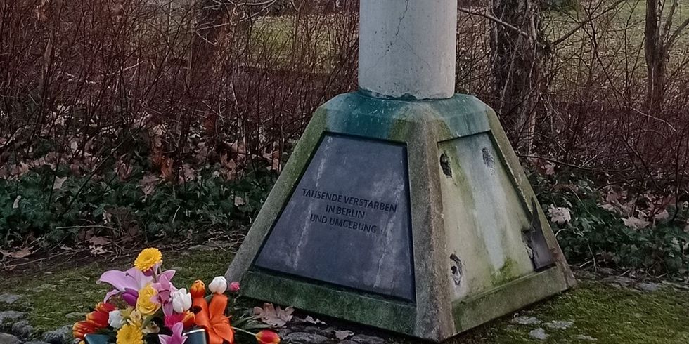 Denkmal für die Zwangsarbeiter mit abmontierten Stahlplatten
