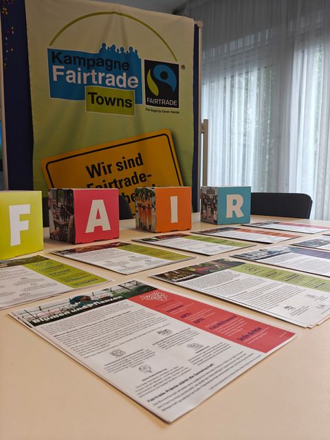 Treffen FairTrade-Steuerungsgruppe im Juni 2025 (Bild: Sina Haas/ Bezirksamt Steglitz-Zehlendorf)
