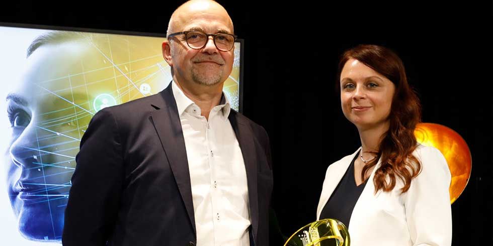 Laudator Michael Eberhard (Direktor Technik und Produktion Südwestrundfunk) und Preisträgerin Susanna Schwarzmann (2.Preis)