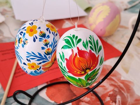 Zwei bunt bemalte Eier