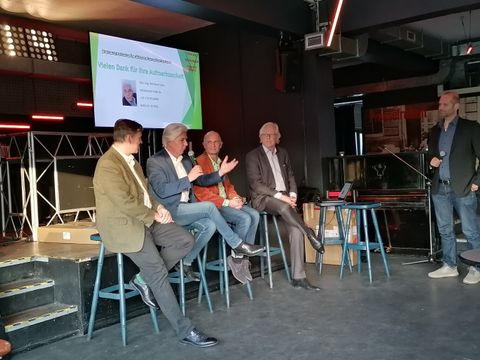 v.l.n.r. Prof. Dr. Kai Kummert, Reinhard Gütz, Günter Gdanitz, Günter Manske, stehend: Prof. Dr. Frank Schaal (Bild: Wirtschaftsförderung Steglitz-Zehlendorf / RIK Südwest)