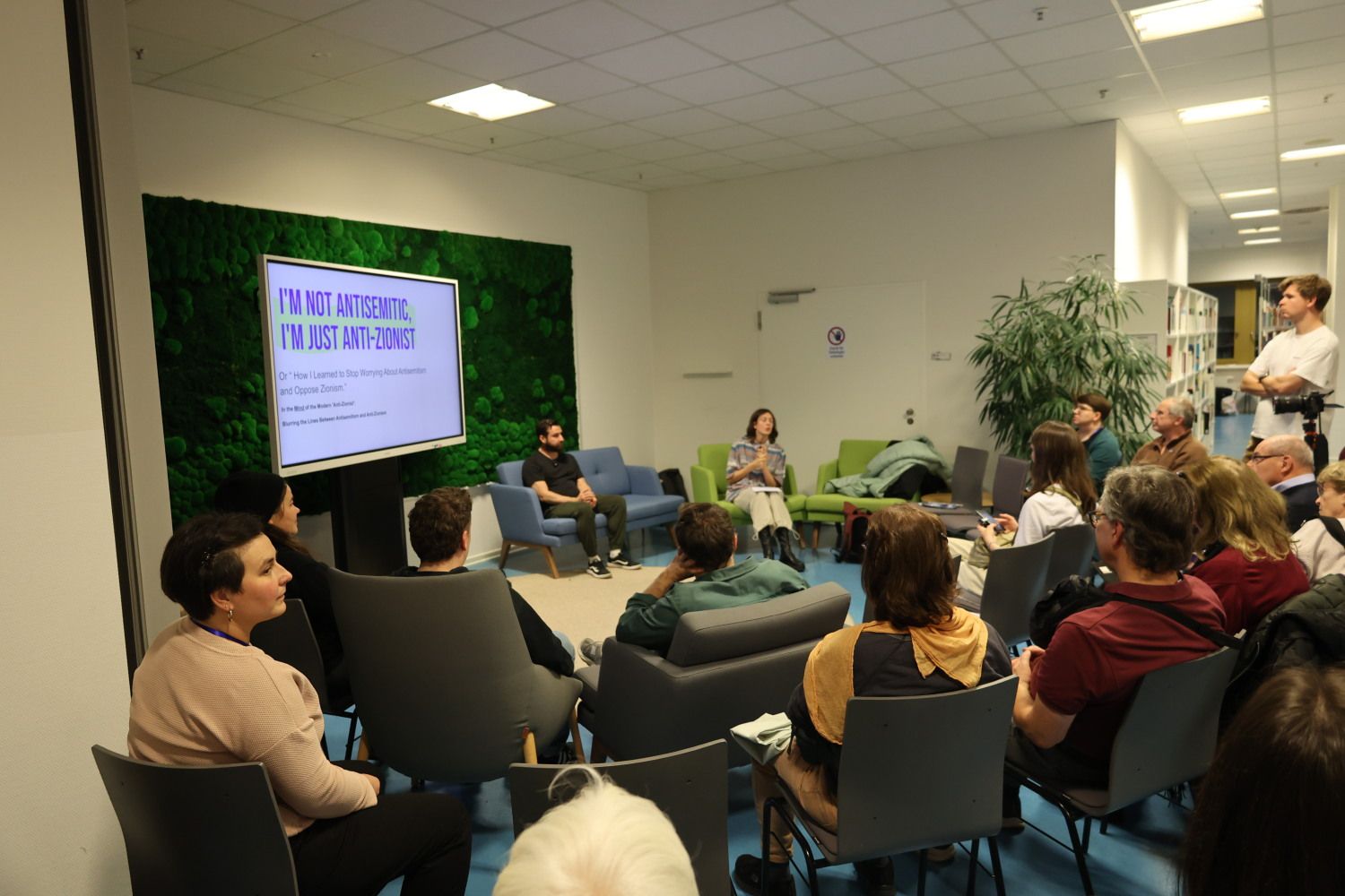 14. November 2025: Shay Dashevsky und Moderatorin Hanan Liguori bei der Podiumsdiskussion im Rahmen des Demokratietages