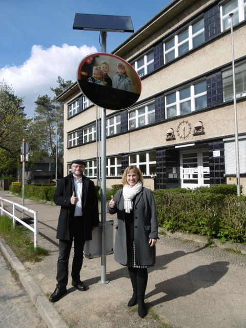 Bezirksstadträtin Katrin Schultze-Berndt (CDU) freut sich gemeinsam mit dem neuen Leiter des Straßen- und Grünflächenamtes Berthold Zenner über die neuen Dialog-Displays im Bezirk, hier an der Victor-Gollancz-Grundschule in Frohnau. (Bild: BA Reinickendorf)