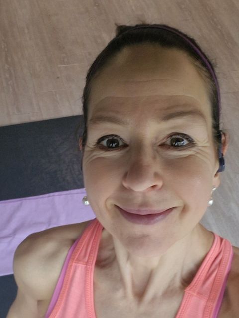 Selbstportrait Iris Schaub von oben fotografiert mit Yogamatte im Hintergrund