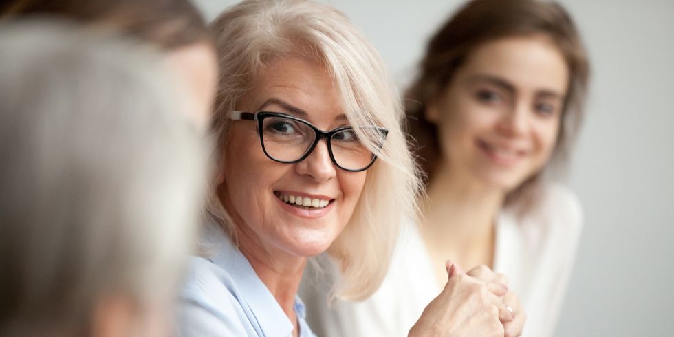 Mehrere Personen unterhalten sich sitzend