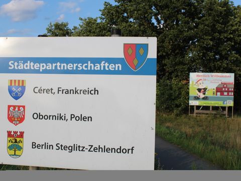 Am Ortseingang grüßen drei Partnerstädte von Lüchow (Wendland) - in Frankreich, Polen und Deutschland