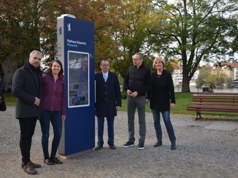 Bezirksbürgermeister, Wirtschaftsförderung und Tourismusverein Berlin Treptow-Köpenick e.V. freuen sich über das neue Informationsangebot (Bild: BA Treptow-Köpenick)