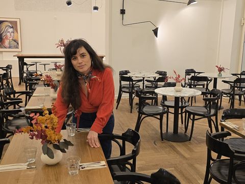 Shani Leidermann bereitet das Restaurant für einen Gruppen-Besuch vor