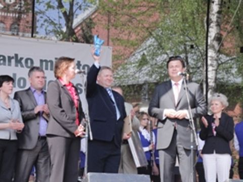 Bürgermeister Andreas Geisel überreichte einen Buddybären als Gastgeschenk.