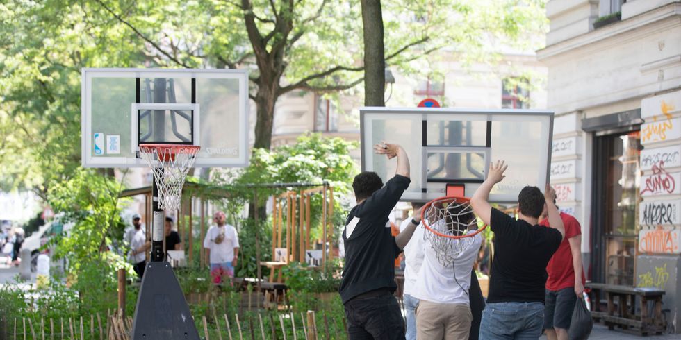 Jugendliche beim Aufstellen eines Basketball-Korbes bei der Block Party