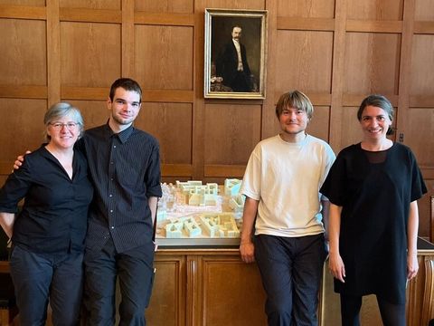 Von links nach rechts: Monique van Miert (Nachbarschaftsbrot e.V.), Julian Feld und Otto Schlosser (Absolventen Bauhaus-Universität Weimar), Bezirksstadträtin Dr. Saskia Ellenbeck