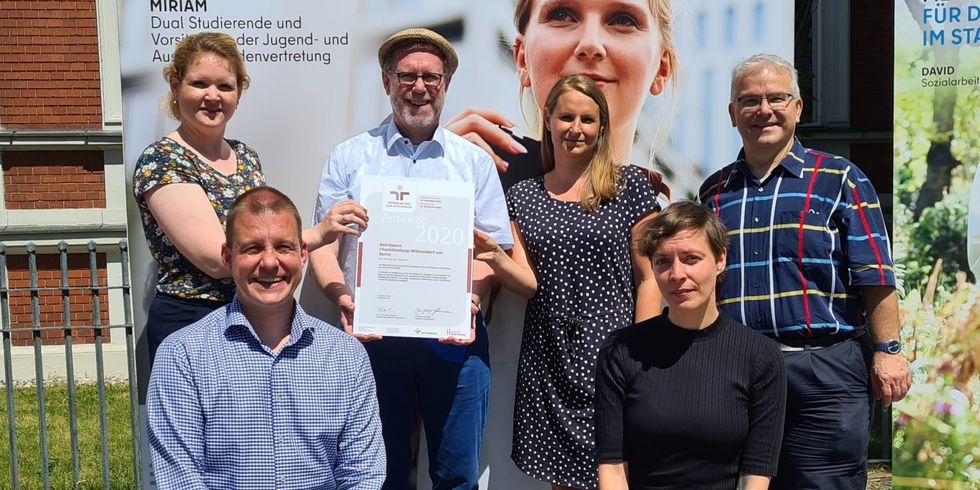 Bezirksbürgermeister Reinhard Naumann (mit dem Zertifikat) ist stolz auf das Team der Personalabteilung, das die Kriterien für den Audit umgesetzt hat