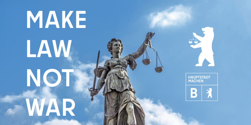 Justitia steht mittig vor einem bewölkten blauen Himmel