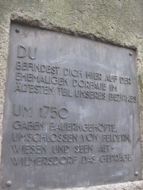 Dorfaue-Gedenktafel auf dem Findling in der Wilhelmsaue (Bild: M. Roeder)