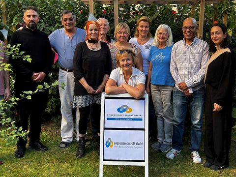 Ehrenamtliche Bürger*innen und Mitarbeiter*innen des Bezirksamts Friedrichshain-Kreuzberg beim gemeinsamen Einsatz in der Begegnungsstätte