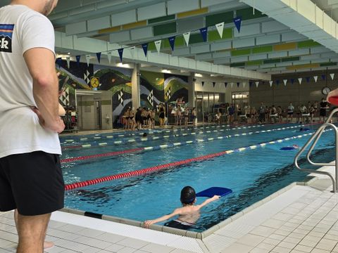 Am Beckenrand haben die Betreuer*innen und Punktrichter*innen auch immer motivierende Worte für die Schwimmer*innen