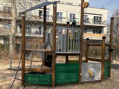 Der Spielturm in Schiffsoptik lädt die Jüngsten zum Klettern, Balancieren und Entdecken ein.