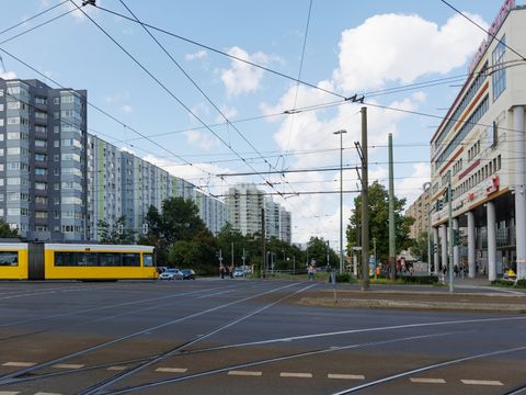 Die breite Kreuzung Falkenberger Chaussee / Zingster Straße mit dem Linden-Center und mehreren Tram-Linien