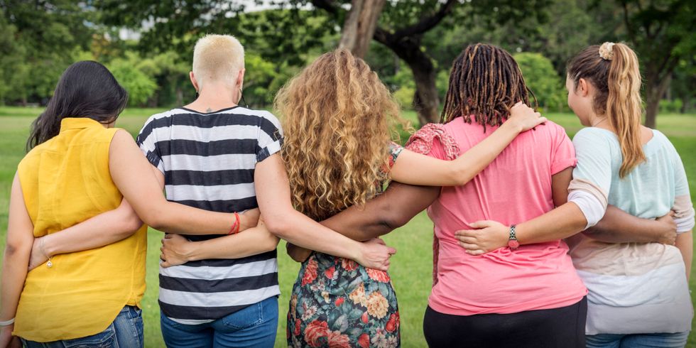 Frauen von hinten im Park