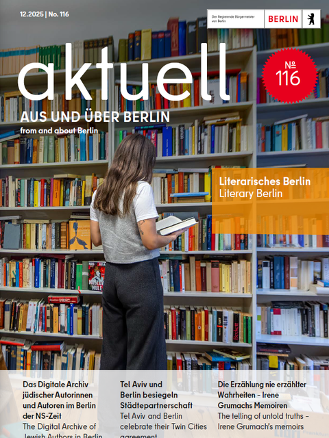 Titelbild der Zeitschrif "aktuell" Nr. 116: eine junge Frau vor einer Wand voller Bücherregale, in ein Buch schauend