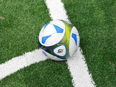 Ein Fußball liegt auf dem Fußballplatz