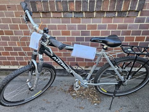 Schwarz-silbernes Herrenfahrrad