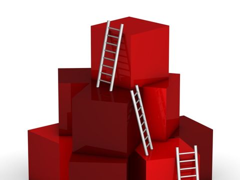 Rote_Kartons_aufgestapelt