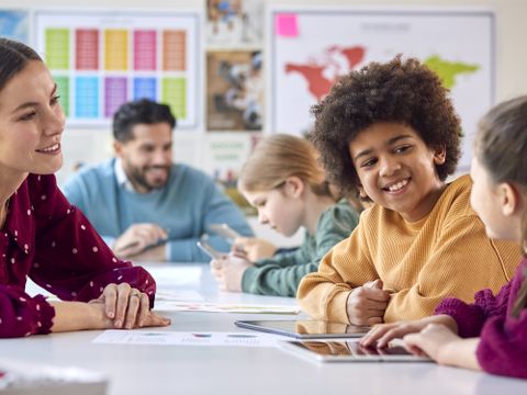Schülerinnen und Schüler unter Aufsicht von Lehrkräften