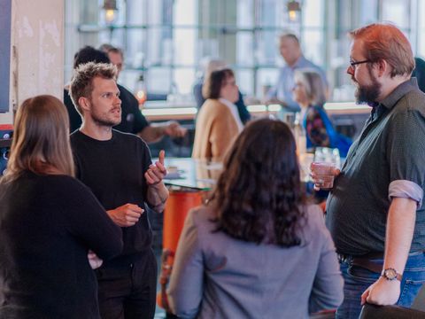 Teilnehmerinnen und Teilnehmer diskutieren im Rahmen des 23. RegioTalks über das aktuelle Thema: Betriebliche Gesundheitsförderung (Bild: Pia Henkel / RIK Berlin Südwest)
