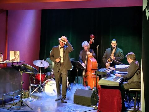 Johannes Hallervorden, Intendant des Kleinen Theaters und Sänger der Swing-Show „My Way“ päsentierte ein starkes Musikprogramm
