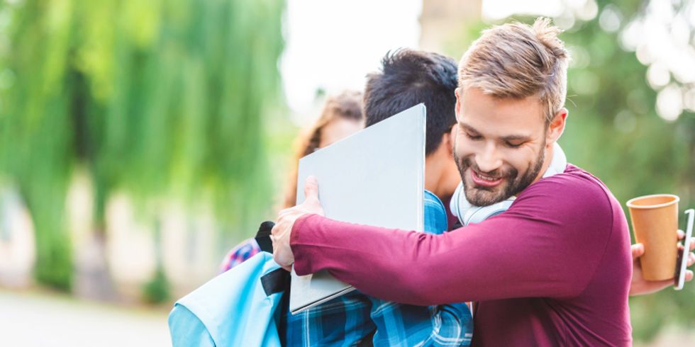 Studenten umarmen sich
