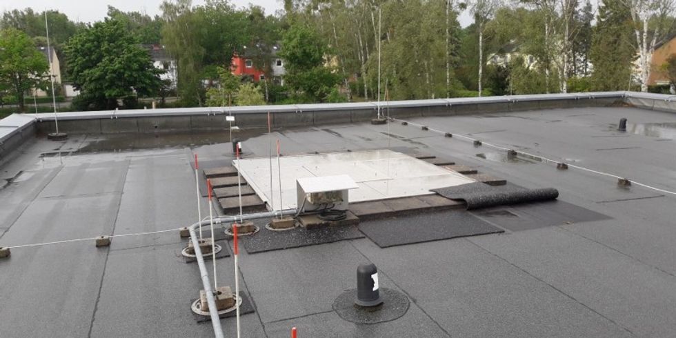 Schneelastwaage auf dem Dach