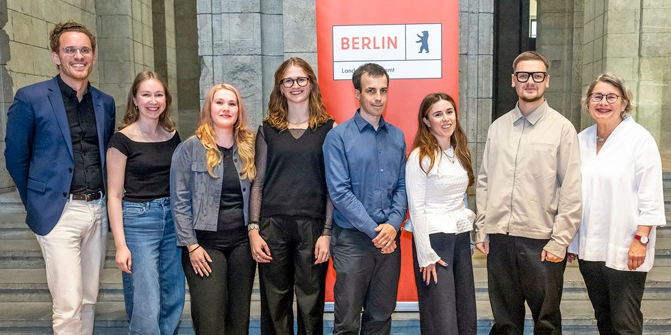 Verleihung des Studienpreises 2026 am 17.06.2026 im Vestibül des Bärensaals im Alten Stadthaus, vlnr: Landeskonservator Prof. Dr. Christoph Rauhut, die Preisträgerinnen und Preisträger Anna Schiel, Sophia Schapiro, Lina Roling, Fabian Matuschka, Lena Zölle, Maik Kleiner sowie rechts im Bild Senatsbaudirektorin Prof. Petra Kahlfeldt