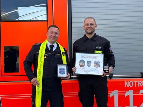 von links nach rechts: Wehrleiter Lars Kulowatz, Prezes Adrian Klejc (Bild: Förderverein der Freiwilligen Feuerwehr Berlin Lichtenberg e.V.)