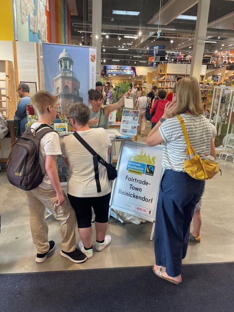 Mitmachen und Wissen testen: Die Gäste probieren sich am Fairtrade-Quiz (Bild: BA Reinickendorf)