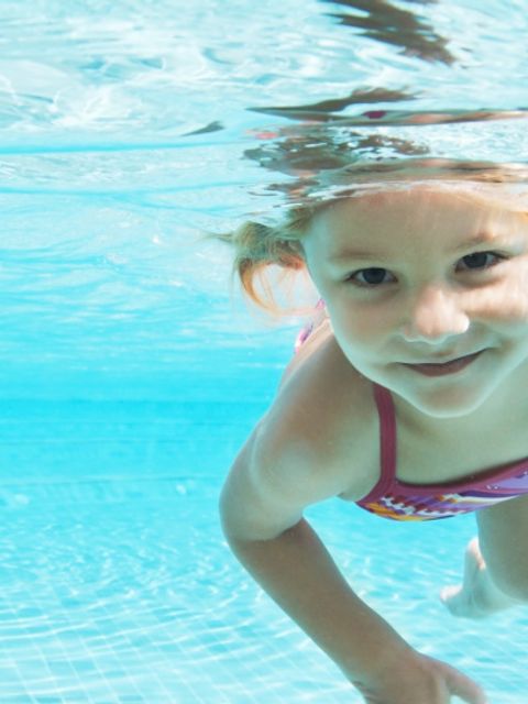 schwimmendes Mädchen