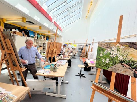 Kursteilnehmende bei der Arbeit im Atelier (Bild: ©Hagen Rehborn)