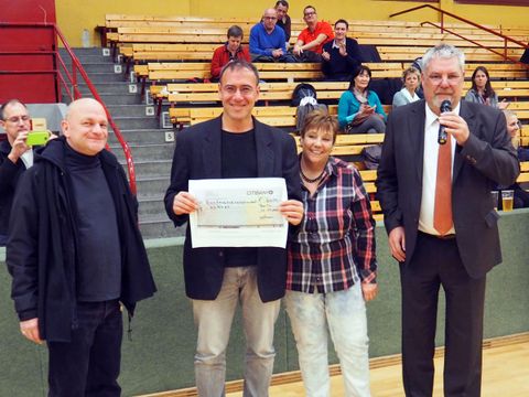 Bild: v.l. Joachim Koch, Vorsitzender NeNa e.V., Gerold Ramos, Geschäftsführer NeNa e.V., Finanzstaatssekretär Klaus Feiler, Britta Kelbassa, Mitarbeiterin der Finanzverwaltung. (Bild: SenFin)