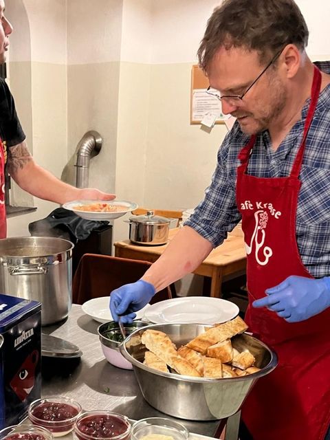 60 engagierte Ehrenamtliche sorgen für eine gute Mahlzeit