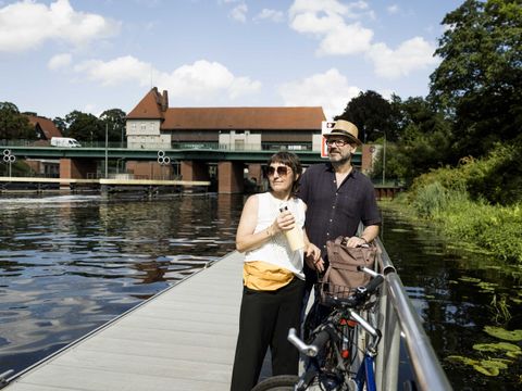 Radroute 8: Radler an der Schleuse