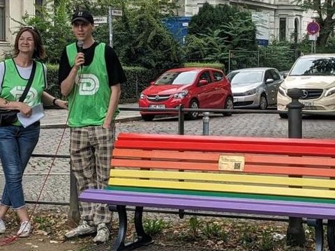 Anlässlich des Gedenktags wurde am Oranienplatz der bereits 2009 gepflanzte Baum um eine Gedenkbank ergänzt (Bild: Bezirksamt Friedrichshain-Kreuzberg)