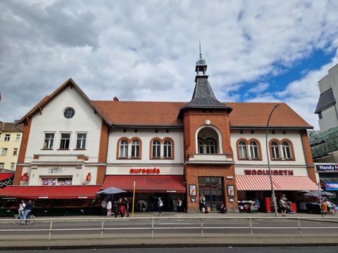 frontale Ansicht vom ehemaligen Kindl-Festsaal mit Markiesen und Karl-Marx-Straße im Vordergrund