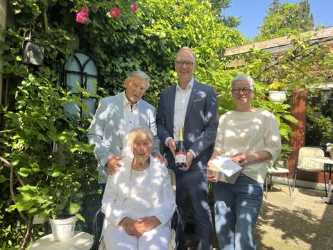 Bezirksstadtrat Carsten Spallek gratulierte Ute und Hans-Jürgen Seidel zu ihrer Diamantenen Hochzeit.