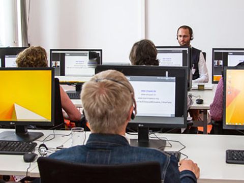 Computerraum mit Kursleiter und Teilnehmenden