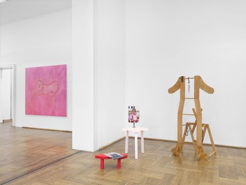 Ausstellungsansicht »Heaven Came Down Like a Blanket«, Galerie Parterre 2025. Arbeiten von Harry Hachmeister und Ahu Dural (Bild: © die Künstler:innen und die VG Bild-Kunst, Bonn 2025. Foto: Marjorie Brunet Plaza)