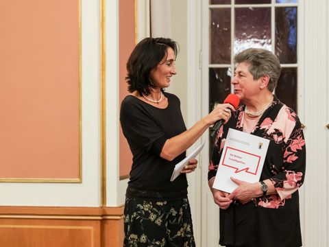 Daniele Schneider (Moderatorin), Christa Nagel (r.) (Bild: Andreas Lemke)