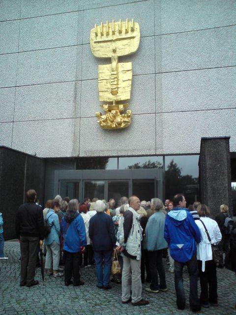 Am Eingang zur Kirche Maria Regina Martyrum