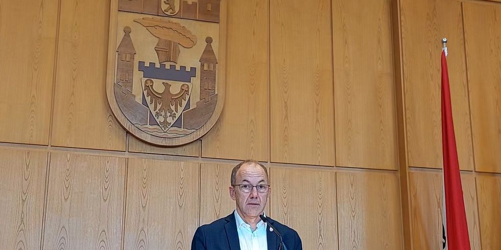 Vorsteher Christian Heck verlies eine Resolution aller Fraktionen