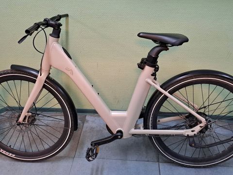 Rosafarbenes E-Bike